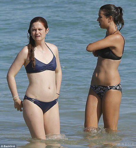 Зірка Гаррі Поттера Бонні Райт відпочила на пляжі в Австралії. Актриса Бонні Райт, яка зіграла Джіні в сазі про Гаррі Поттера, похвалилася фігурою в синьому роздільному купальнику на пляжі в Сіднеї, Австралія.