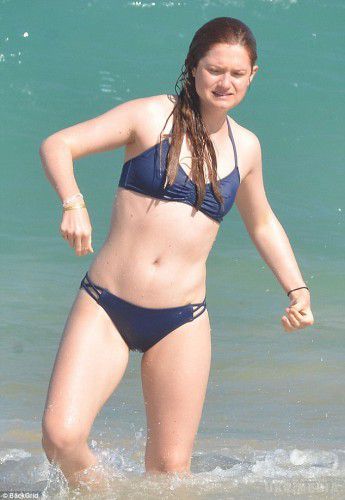 Зірка Гаррі Поттера Бонні Райт відпочила на пляжі в Австралії. Актриса Бонні Райт, яка зіграла Джіні в сазі про Гаррі Поттера, похвалилася фігурою в синьому роздільному купальнику на пляжі в Сіднеї, Австралія.