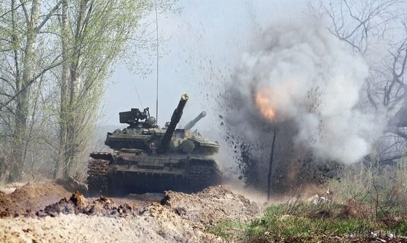 У Донецьку зав'язалася запекла битва. Півгодини тому почалися часті, парні артилерійські залпи в районі аеропорту.