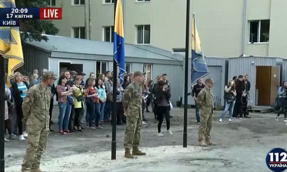  В Україні відкрили першу школу сержантів за стандартами НАТО (відео). Після випуску одна група військовослужбовців відправиться в зону АТО, інша частина залишиться інструкторами в Києві.