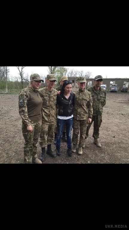 Приходько стала на коліна перед героями АТО: опубліковано відео. Відома українська співачка Анастасія Приходько,15 квітня, стала на коліна перед героями АТО, подякувавши їм за сміливість та відвагу.