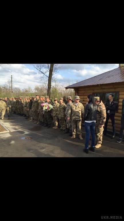 Приходько стала на коліна перед героями АТО: опубліковано відео. Відома українська співачка Анастасія Приходько,15 квітня, стала на коліна перед героями АТО, подякувавши їм за сміливість та відвагу.