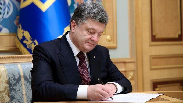 Президент нагородив міністра оборони і командувача Нацгвардії. Степана Полторака і Юрія Аллерова нагородили орденом Богдана Хмельницького II ступеня.