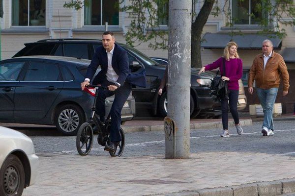 Як Віталій Кличко порушив ПДР на велосипеді за 4 тисячі доларів (фото). Мер Києва Віталій Кличко в черговий раз похвалився тим, що на роботу їздить не велосипеді. 