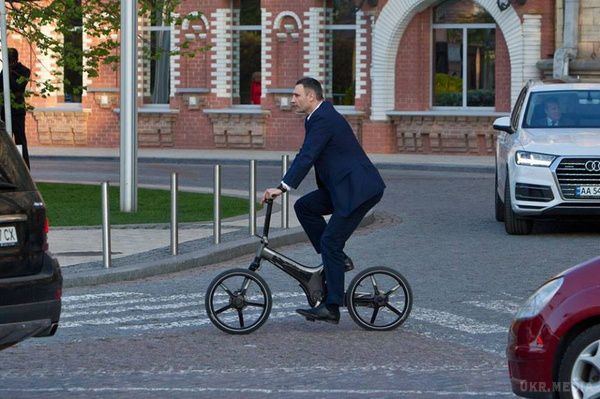 Як Віталій Кличко порушив ПДР на велосипеді за 4 тисячі доларів (фото). Мер Києва Віталій Кличко в черговий раз похвалився тим, що на роботу їздить не велосипеді. 