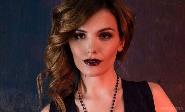 Екс-Еріка в треш-відео представила нову себе. Співачка Анастасія Кочетова, раніше відома під сценічним псевдонімом Еріка, після припинення співпраці з продюсером Сергієм Кузіним і втрати прав на псевдонім і репертуар, запустила сольний проект MamaRika.