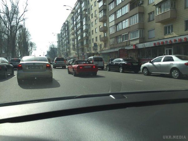 В Україні помічений кабріолет Ferrari Mondial. Не так вже й рідко на дорогах нашої країни можна помітити елітні, а часом і ексклюзивні іномарки. 