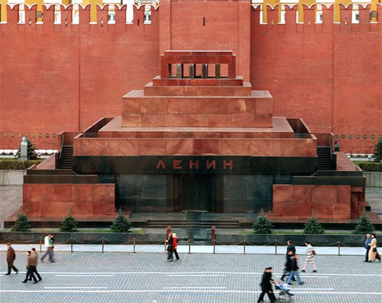 Росіяни хочуть викинути Леніна з мавзолею, - опитування. 60% росіян погоджуються з тим, що тіло "вождя світової революції" пора поховати на кладовищі.