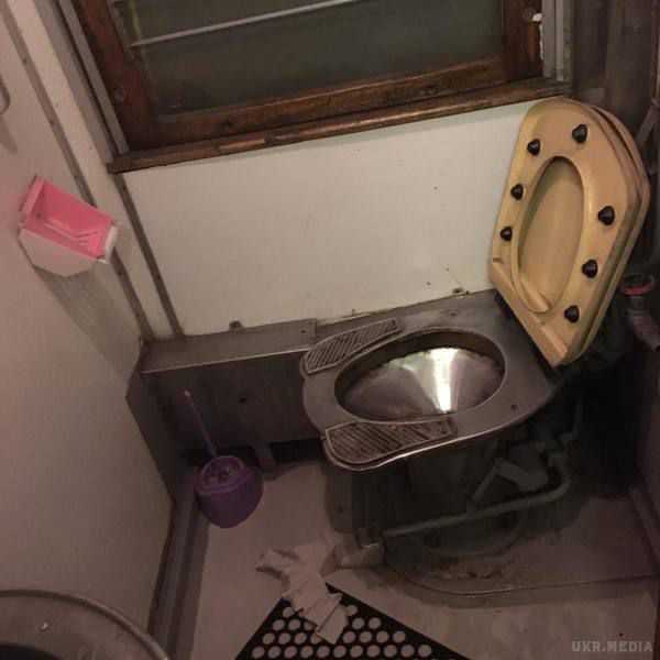 Відома британська група Uriah Heep отримали шок, коли зайшли у туалет українського нічного потяга (фото). Легенди світової рок-музики поділився враженнями від подорожі потягом "Одеса - Харків"