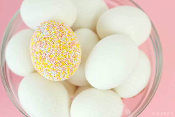П'ять модних способів прикрасити яйця на Великдень (фото). Красиво розписані і прикрашені яйця завжди викликають захоплення і захват. Але от тільки у більшості господинь фантазії вистачає лише на цибульне лушпиння і готові термонаклейки. Тим не менш, є безліч досить простих способів прикрасити яйця до Великодня.