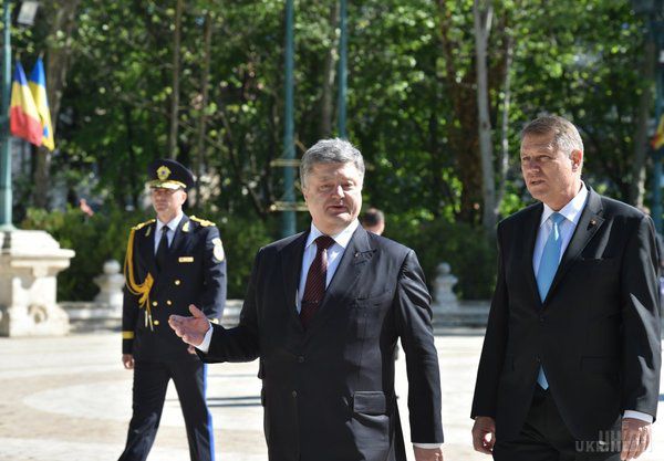 Україна і Румунія підписали угоду про спільне патрулювання кордону між державами. Про це повідомив Президент України Петро Порошенко.