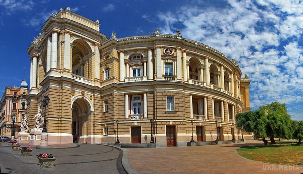 Куди поїхати на травневі свята: ТОП-5 міст України від телеведучої Анастасії Мазур. Травневі вихідні 2016 все ближче, а часу на те, щоб розпланувати їх, все менше. Якщо традиційні шашлики на природі вас уже не радують, саме час відправитися куди-небудь за новими враженнями.