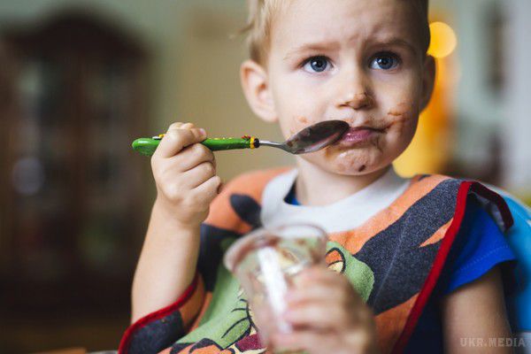 ТОП-10 продуктів, які не можна давати дітям до трьох років. Перед тим, як запропонувати дитині, яка не досягла трирічного віку, щось нове в їжі, потрібно переконатися в тому, що його організм здатний впоратися з такою їжею.
