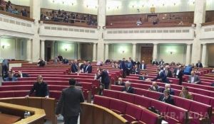 Сьогодні майже половина депутатів проігнорували засідання Ради. До сесійної зали Верховної Ради з'явилися лише 294 депутати з 450 обраних