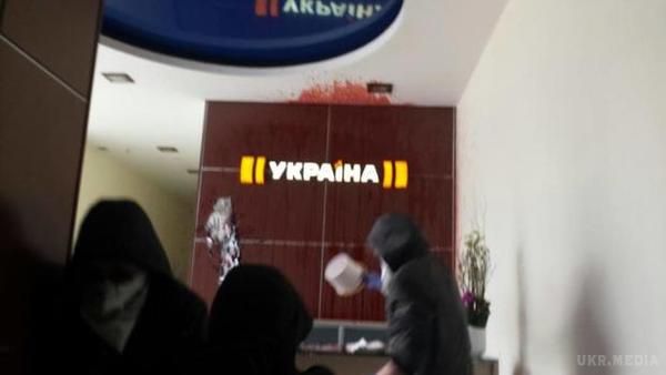 У Києві напали на офіс телеканалу "Україна" через скандальний фільм про "добрих "ДНР-івців" (фото, відео). Охорона телеканалу намагалася "напасти на активістів, але невдало".
