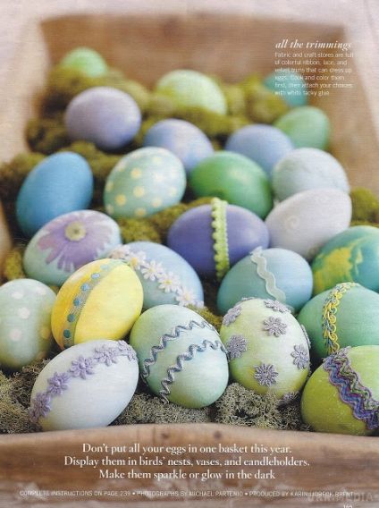 Як красиво фарбувати яйця на Великдень: найкращі ідеї (фото). Традиція красиво фарбувати яйця до Великодня - одна з найбільш захоплюючих, цікавих і зближують всю сім'ю. В наш час у переддень Воскресіння Христового в магазинах безліч різних барвників, наклейок, плівок, блискіток і іншого декору для великодніх яєць. 