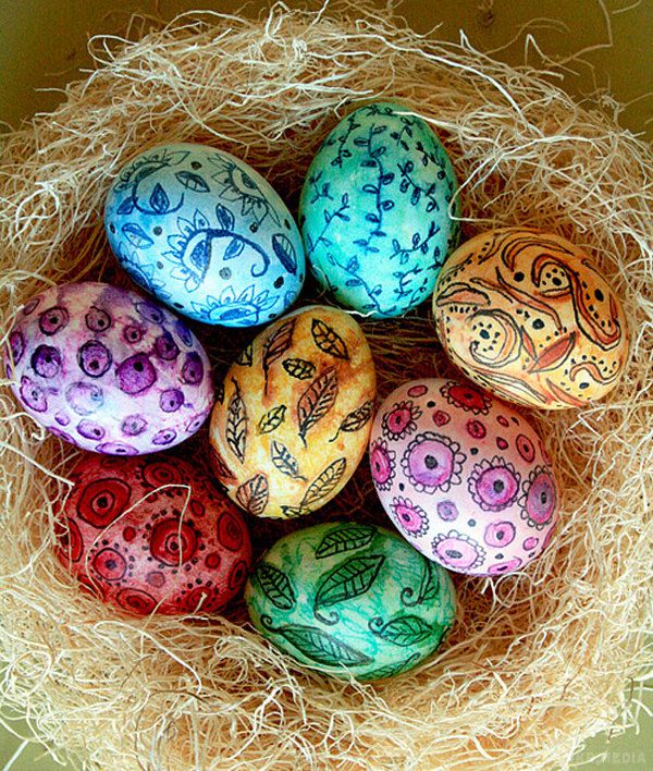 Як красиво фарбувати яйця на Великдень: найкращі ідеї (фото). Традиція красиво фарбувати яйця до Великодня - одна з найбільш захоплюючих, цікавих і зближують всю сім'ю. В наш час у переддень Воскресіння Христового в магазинах безліч різних барвників, наклейок, плівок, блискіток і іншого декору для великодніх яєць. 