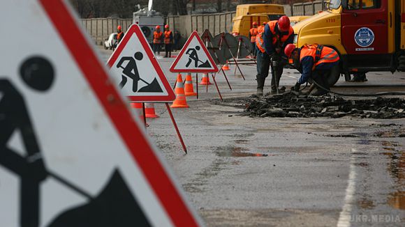 Дороги в Києві будуть ремонтувати вночі. Столична влада розробляє проект рішення, який передбачає ремонт доріг у Києві у нічний час.