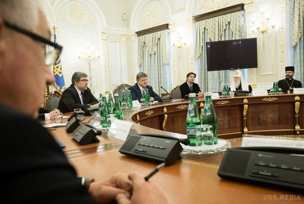 Порошенко заявив про необхідність створення єдиної православної церкви. Президент України Петро Порошенко заявив про необхідність створення єдиної помісної православної церкви. 