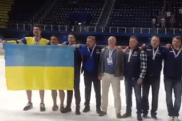 Українські хокеїсти патріотично відсвяткували перемогу на чемпіонаті світу (відео). Хокеїсти і тренерський штаб разом із нечисленними українськими вболівальниками заспівали гімн.