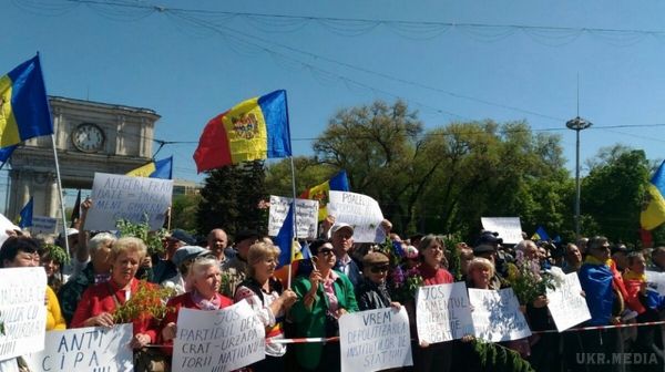 В Кишиневі проходить акція протесту проти нинішньої влади Молдови. Політична партія "Платформа-Гідність і правда" проводить на площі Великих Національних зборів у Кишиневі масову акцію протесту проти нинішньої влади Молдови.