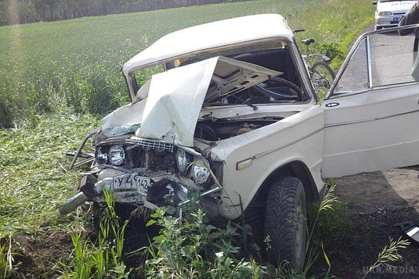 У Латвії 83-річний водій "Жигулів" протаранив військовий вантажівка НАТО. У Латвії в ДТП потрапила вантажівка, що перевозила зенітну установку, і автомобіль ВАЗ. Літній водій "Жигулів" на великій швидкості врізався у вантажівку Scania, який йшов в колоні військ НАТО і віз у причепі зенітку Bofors L70.