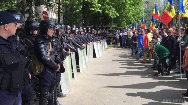 У Кишиневі на демонстрацію знову вийшли десятки тисяч людей. Політична криза в Молдові триває вже рік. Частина політичних сил вимагають дострокових парламентських виборів.