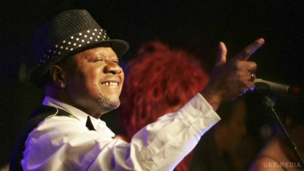 Після Принса помер ще один відомий чорношкірий співак. Впливовий музичний виконавець із Конго Папа Вемба помер прямо під час виступу на сцені в Абіджані у Кот-д'Івуарі.