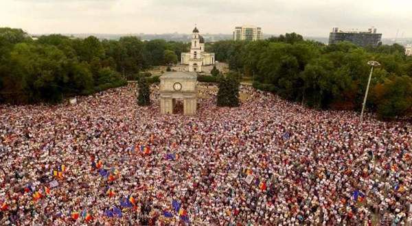 У Кишиневі пройшли сутички демонстрантів з поліцією. У столиці Молдови Кишиневі відбулися зіткнення між поліцією і демонстрантами, які вимагали відставки уряду і проведення дострокових виборів