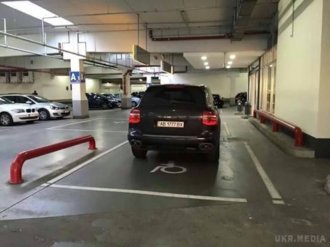 ФОТОФАКТ. Український "герой парковки" відзначився в Німеччині. Водій поставив авто на місці для інвалідів.