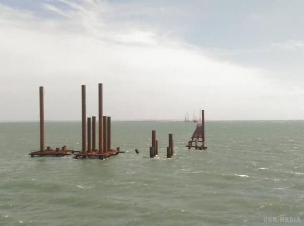  У мережі показали, як насправді виглядає "грандіозне" будівництво Керченського моста (фото). Поблизу дивного вигляду споруд у морі немає жодної живої душі та натяку на якісь роботи.
