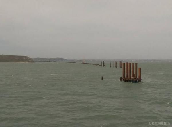  У мережі показали, як насправді виглядає "грандіозне" будівництво Керченського моста (фото). Поблизу дивного вигляду споруд у морі немає жодної живої душі та натяку на якісь роботи.