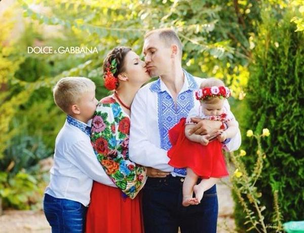 Бренд Dolce and Gabbana запустив флешмоб родини у вишиванках (фото). Фотографію української родини у красивих вишиванках опублікував модний дім Dolce&amp;Gabbana в своєму Instagram. Фото стало частиною флешмобу від італійського будинку моди.