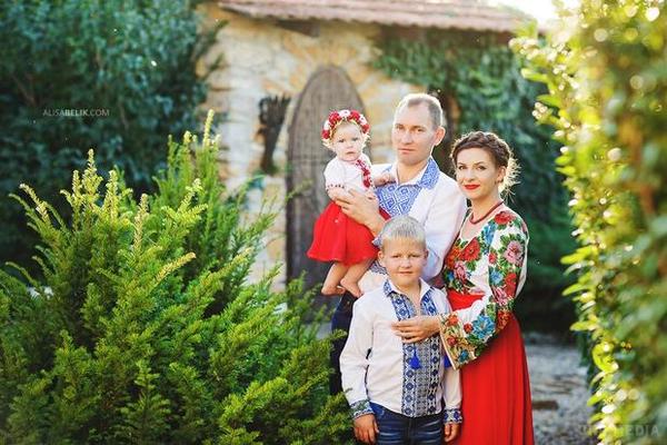 Бренд Dolce and Gabbana запустив флешмоб родини у вишиванках (фото). Фотографію української родини у красивих вишиванках опублікував модний дім Dolce&amp;Gabbana в своєму Instagram. Фото стало частиною флешмобу від італійського будинку моди.