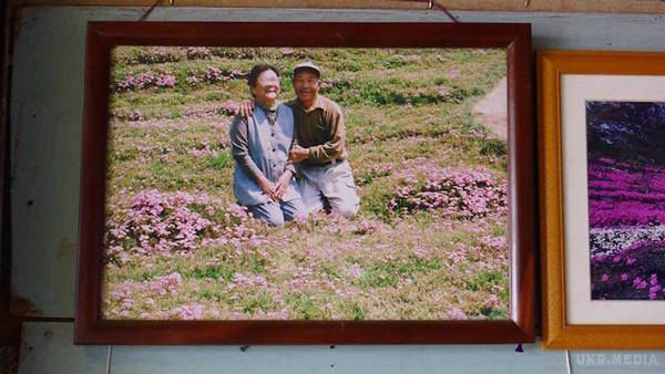 Люблячий чоловік виростив розкішний запашний квітник для своєї сліпої дружини (фото). Містер і місіс Курокі одружилися у 1956 році і прожили повне випробувань, але все ж щасливе життя.