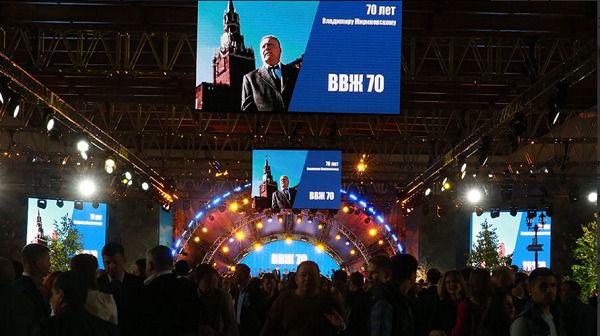 Жириновському 70 років: Опубліковано відео і фото з божевільного дня народження блазня Путіна. На свято в Манежі ювіляр покликав близько 5 тис. осіб, включаючи активістів партії та студентів.