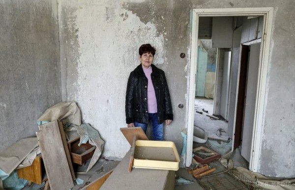  Мешканці Прип'яті зайшли у власні оселі через 30 років після катастрофи(фото). Для них 3-денна евакуація перетворилася на 30-річне вигнання.