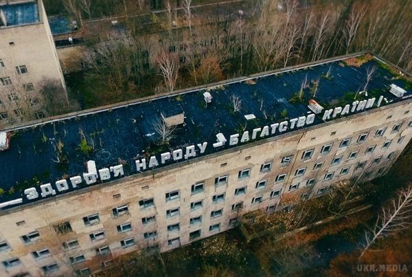  В Чорнобильському храмі Києва вшанували пам'ять загиблих ліквідаторів ЧАЕС 30 ударами дзвону. 26 квітня виповнилося 30 років з дня Чорнобильської катастрофи . 