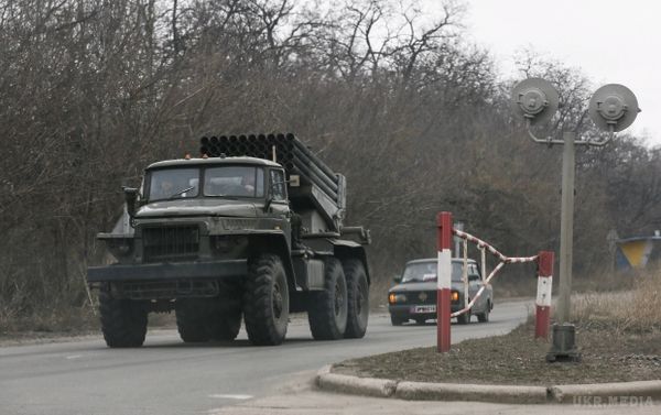 ОБСЄ: У Луганську досі стоять "Гради", гаубиці і танки. Спеціальна моніторингова місія ОБСЄ заявляє, що раніше помічене заборонене важке озброєння бойовиків, яке було розміщено в Луганську в порушення Мінських угод, продовжує залишатися в місті.