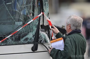 На виїзді з Одеси обстріляний пасажирський автобус. На виїзді з Одеси в районі гіпермаркету невідомі обстріляли пасажирський автобус.