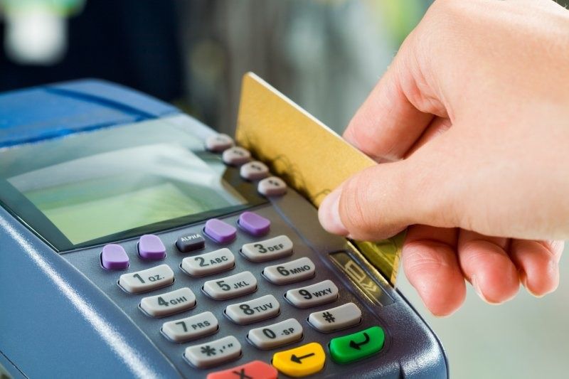 Українці з  карток зможуть зняти готівку в касах магазинів. В Україні  розширять можливості користування платіжних карт. 