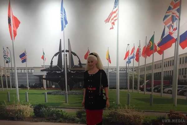 Бужинська заспівала за мир в Європарламенті і НАТО (фото). Народна артистка України Катерина Бужинська спільно з українськими дітьми як посли світу відвідали Європарламент і штаб-квартиру НАТО в Брюсселі.