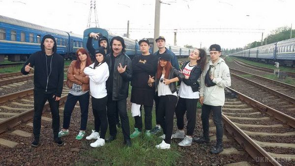 Укрзалізниця засудила Павла Зіброва за ходіння по коліям (відео). Співак грубо порушив правила безпеки на залізничному транспорті.