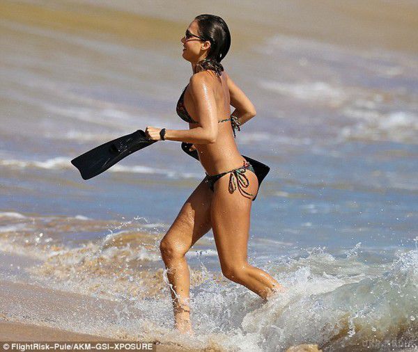 Американська акторка Джессіка Альба відсвяткувала день народження на пляжі. Джессіка Альба почала відзначати свій 35-ий день народження раніше часу на пляжі разом зі своєю кращою подругою і матір'ю.