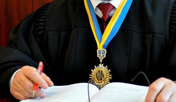 Суд поновив на посадах київських прокурорів. Вони збиралися розправитися з фотокореспондентом, що знімав "замовне" судове засідання