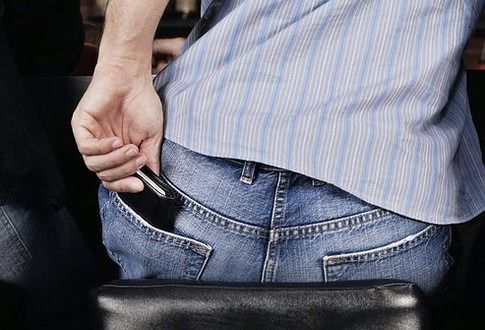  Шкоди здоров'ю завдає носіння гаманця у задній кишені.  Але медики стверджують, що проблема не тільки в крадіжках.Відомо, що жертвами злодіїв найчастіше стають люди, які носять ключі, гроші та інші особисті речі в задніх кишенях