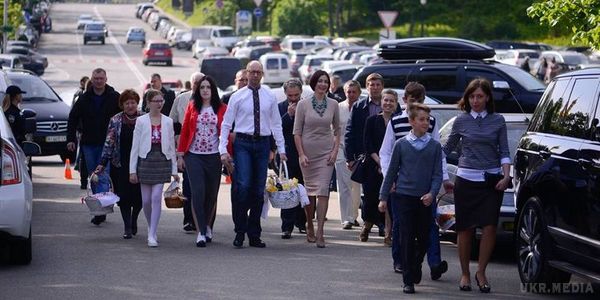 Яценюк вперше після відставки "здався" публіці. Колишній прем'єр зі своєю родиною відвідав церкву в Києві.