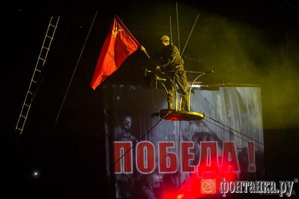 В цирку Росії велася військова пропаганда. Дресирувальник виводить гібона у формі СС.