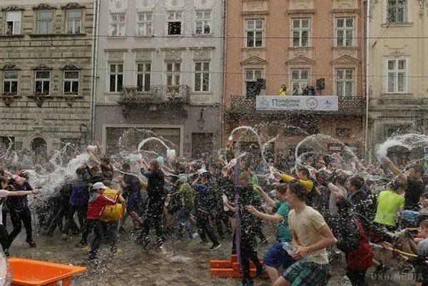  У Львові влаштували масовий Ice Bucket Challenge (фото, відео). У Львові відбулося свято під назвою "Поливаний понеділок" , в ході якого жителі міста обливали один одного водою.