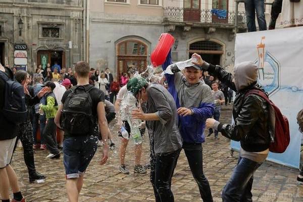  У Львові влаштували масовий Ice Bucket Challenge (фото, відео). У Львові відбулося свято під назвою "Поливаний понеділок" , в ході якого жителі міста обливали один одного водою.